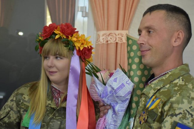 Треба поспішати любити: на Сході побралися медики волинської бригади