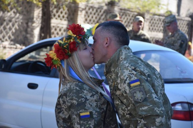 Треба поспішати любити: на Сході побралися медики волинської бригади