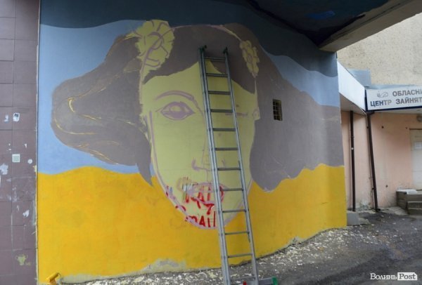 Луцький райтер в центрі міста пише нове графіті. ФОТО