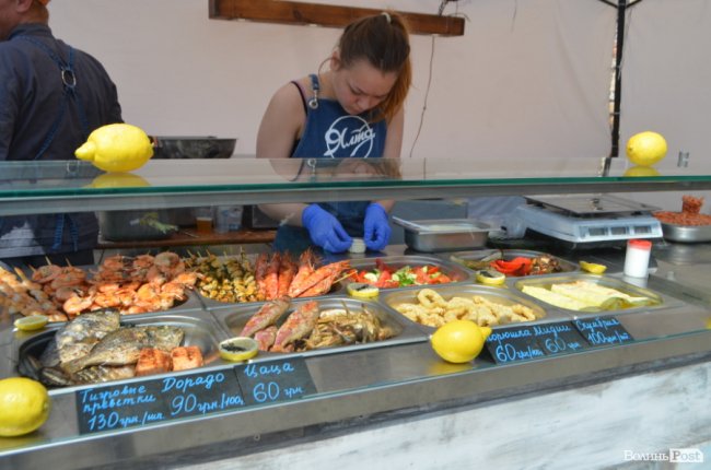 У замку Любарта стартував Lutsk Food Fest: що і за скільки пропонують скуштувати. ФОТО