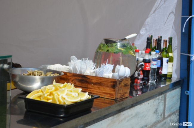 У замку Любарта стартував Lutsk Food Fest: що і за скільки пропонують скуштувати. ФОТО