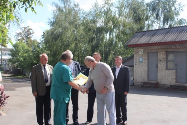 Луцькому шпиталю передали автомобіль для перевезення поранених. ФОТО