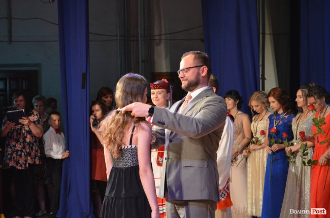 «Ви переможці»: у Луцьку нагородили випускників-медалістів. ФОТО