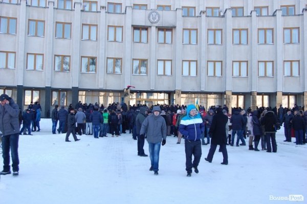 Люди розходяться