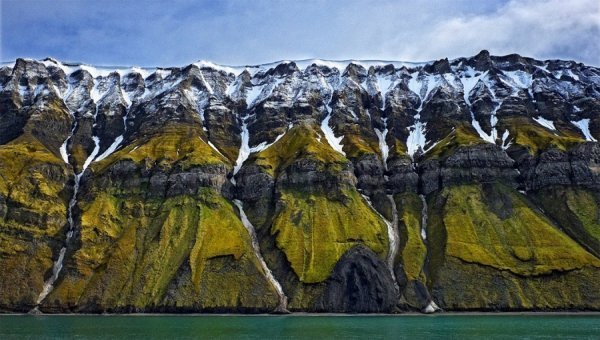 Високі скелі Шпіцбергена. (Фото: Stuart Chape / National Geographic Traveler Photo Contest)