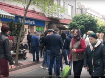 У Луцьку біля ЦНАПу і візового центру – великі черги. ВІДЕО