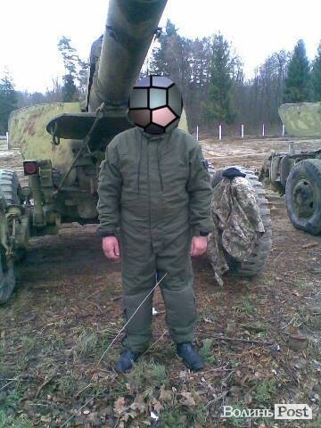 Український військовий одягнений у комбінезон розроблений «Поліськими партизанами»