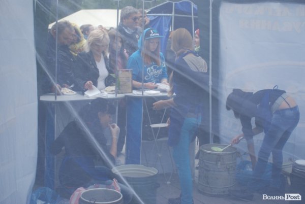 У Луцьку з'їли тисячу порцій вареників. ФОТО