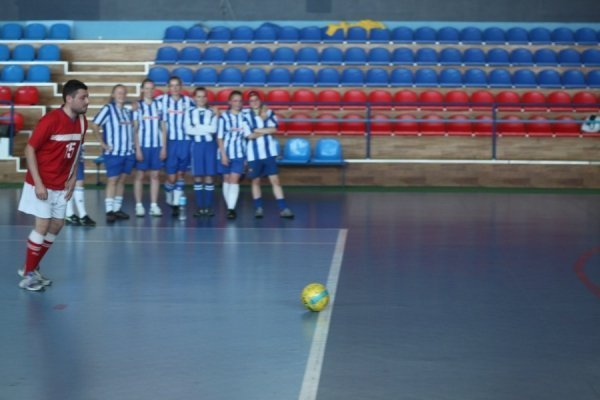 Чоловіча команда журналістів зіграла товариський матч з професійними спортсменками