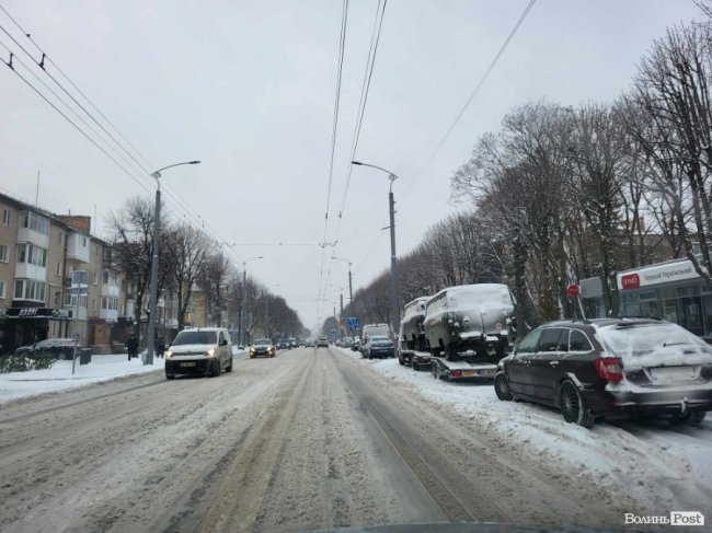 Луцьк замітає снігом. ФОТО