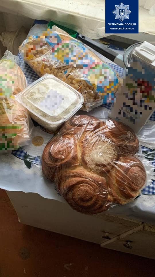 У Рівному патрульні купили бабусі, яка не мала чого поїсти, продукти харчування