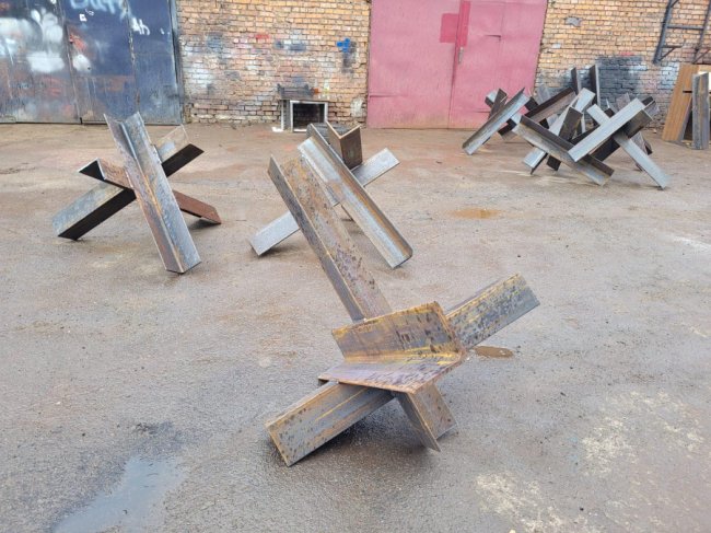 У Луцьку підготували велику кількість протитанкових їжаків для оборони міста