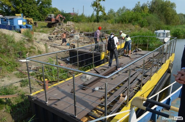 Буксирували по Стиру: у центральному парку Луцька монтують «плавучу пристань»