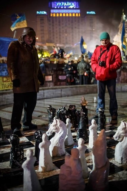 Ніч на Майдані в очікуванні штурму. ФОТО