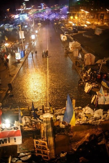 Ніч на Майдані в очікуванні штурму. ФОТО