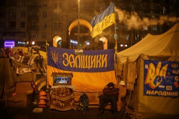 Ніч на Майдані в очікуванні штурму. ФОТО