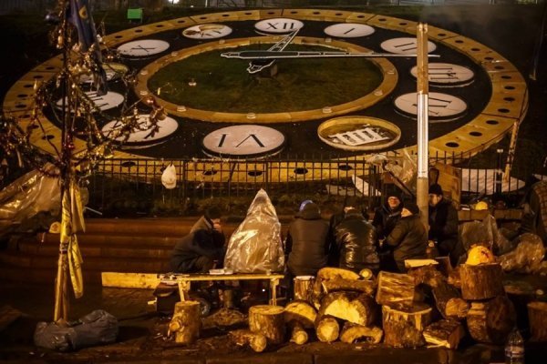 Ніч на Майдані в очікуванні штурму. ФОТО