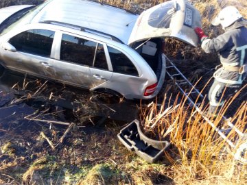 У Маневицькому районі рятувальники витягали авто з кювету. ФОТО