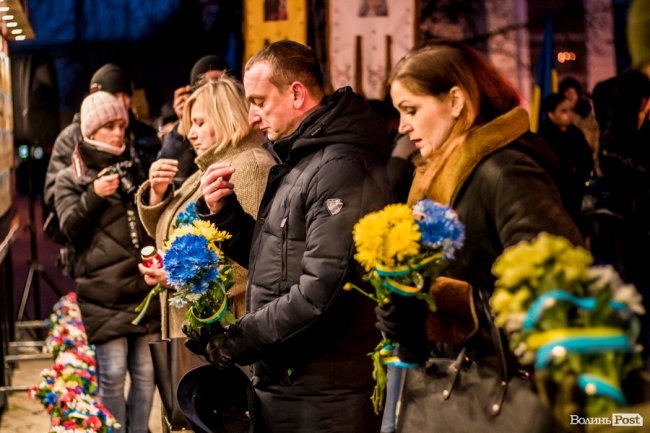Квіти, сльози і свічки: у День Гідності та Свободи лучани вшанували пам'ять полеглих