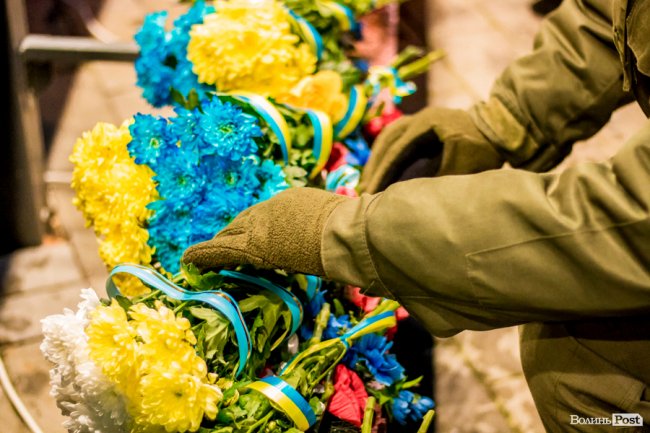 Квіти, сльози і свічки: у День Гідності та Свободи лучани вшанували пам'ять полеглих