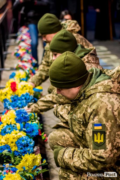 Квіти, сльози і свічки: у День Гідності та Свободи лучани вшанували пам'ять полеглих