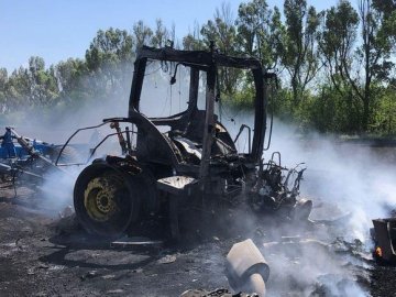 На Харківщині окупанти з літака обстріляли трактор, який працював у полі: водій тяжко поранений