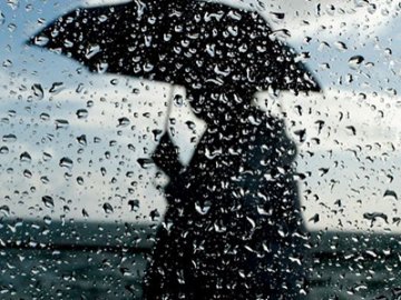 Парасолі напоготові: Україну від завтра накриють дощі