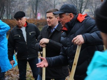 Мер Луцька і працівники «ПриватБанку» насадили дерев в парку. ФОТО
