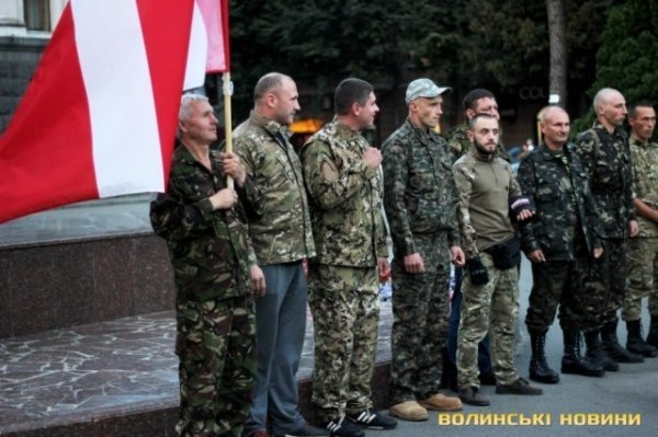 Лучани провели добровольців на війну. ФОТО