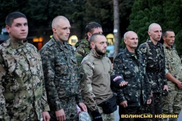 Лучани провели добровольців на війну. ФОТО