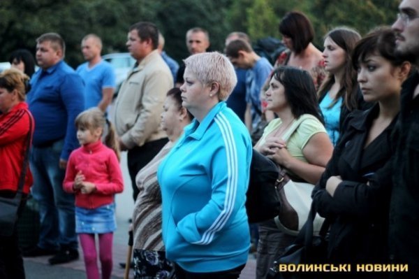 Лучани провели добровольців на війну. ФОТО