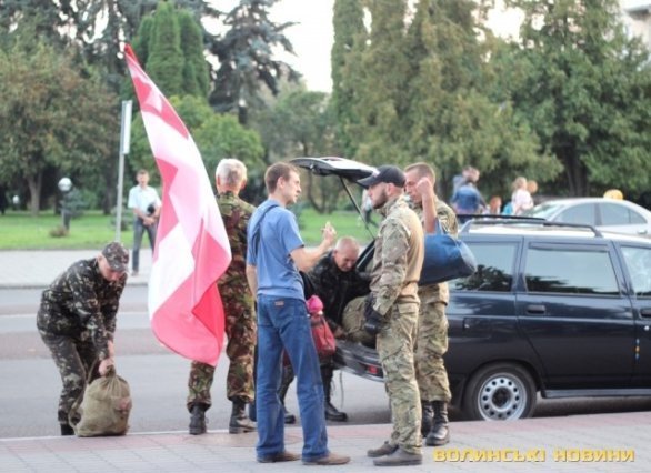 Лучани провели добровольців на війну. ФОТО