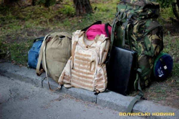 Лучани провели добровольців на війну. ФОТО
