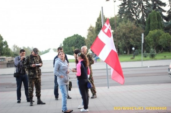 Лучани провели добровольців на війну. ФОТО