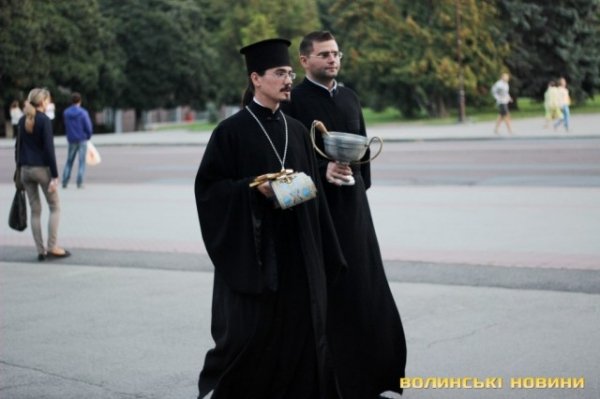 Лучани провели добровольців на війну. ФОТО