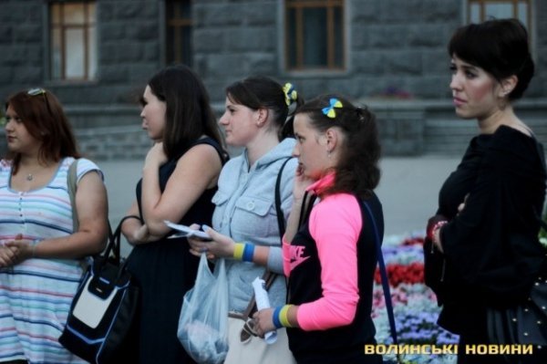 Лучани провели добровольців на війну. ФОТО