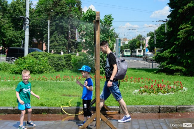 Нестерпні градуси: лучани рятуються від спеки під холодними бризками вуличних душів. ФОТО
