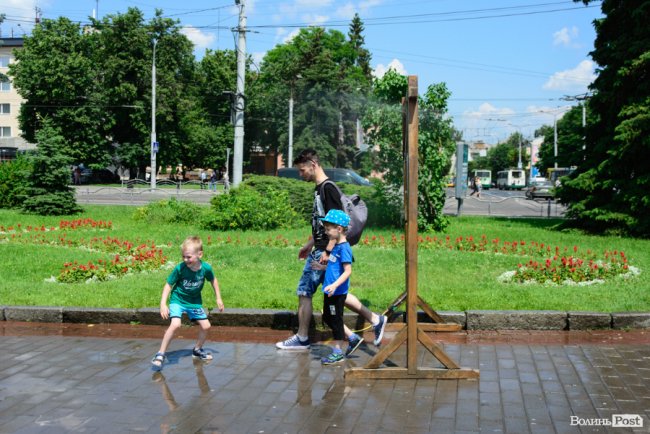 Нестерпні градуси: лучани рятуються від спеки під холодними бризками вуличних душів. ФОТО