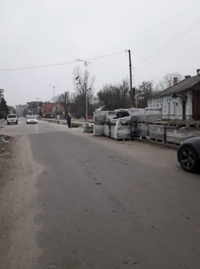 Одні ремонтують, інші - крадуть: у центрі Ковеля жінка поцупила бруківку. ФОТО