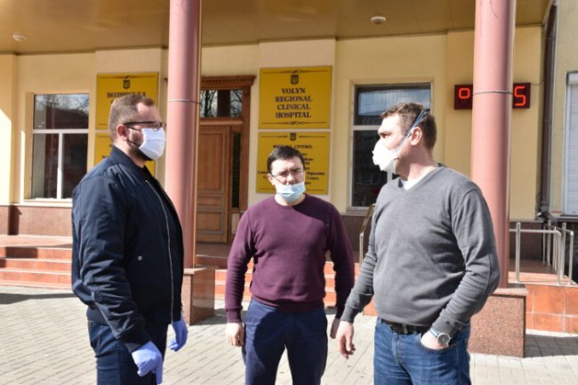 Лікарі обласної лікарні у Луцьку отримали 2 тисячі банок антисептика