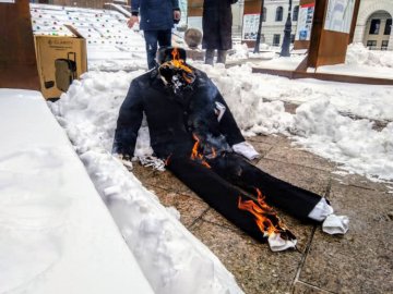 У Києві спалили «Путіна». ФОТО