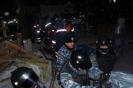 Міліція знесла барикади і «звузила» Євромайдан. ФОТО