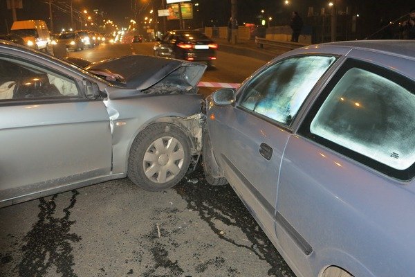 У Києві зіткнулися 4 авто: постраждала вагітна жінка