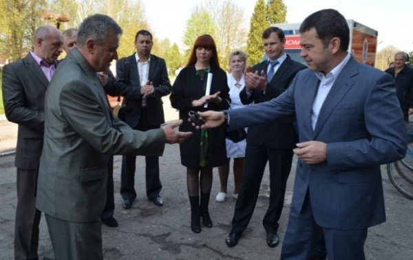 Нардеп Сергій Мартиняк вручає ключі від реанімобіля головному лікарю Рожищенського центру первинної медико-санітарної допомоги Володимиру Мосійчуку