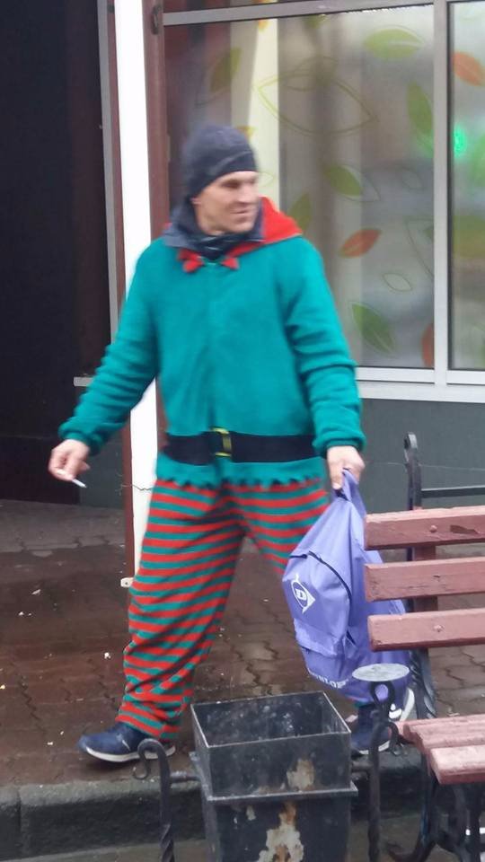 У Луцьку біля торгового центру затримали псевдоволонтера. ФОТО