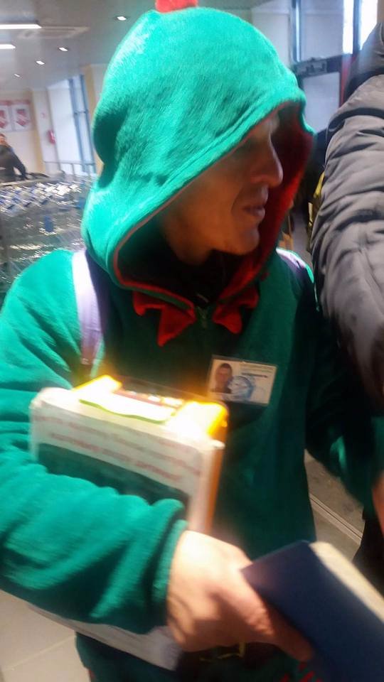 У Луцьку біля торгового центру затримали псевдоволонтера. ФОТО