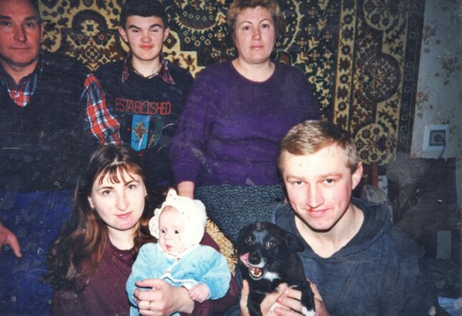 Волинський ведучий-іменинник показав дитячі фото на горщику та за кермом