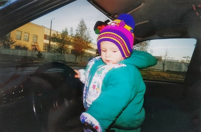 Волинський ведучий-іменинник показав дитячі фото на горщику та за кермом