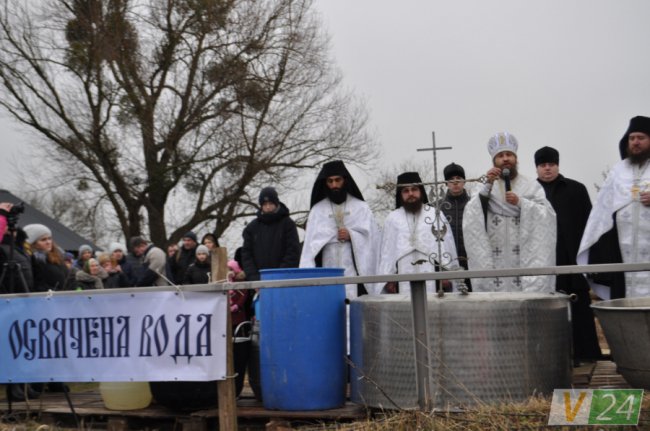 Під музику оркестру, з фотозоною та співами: як у Жидичині святкували Водохреще. ФОТО