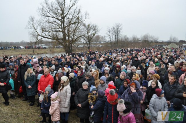 Під музику оркестру, з фотозоною та співами: як у Жидичині святкували Водохреще. ФОТО